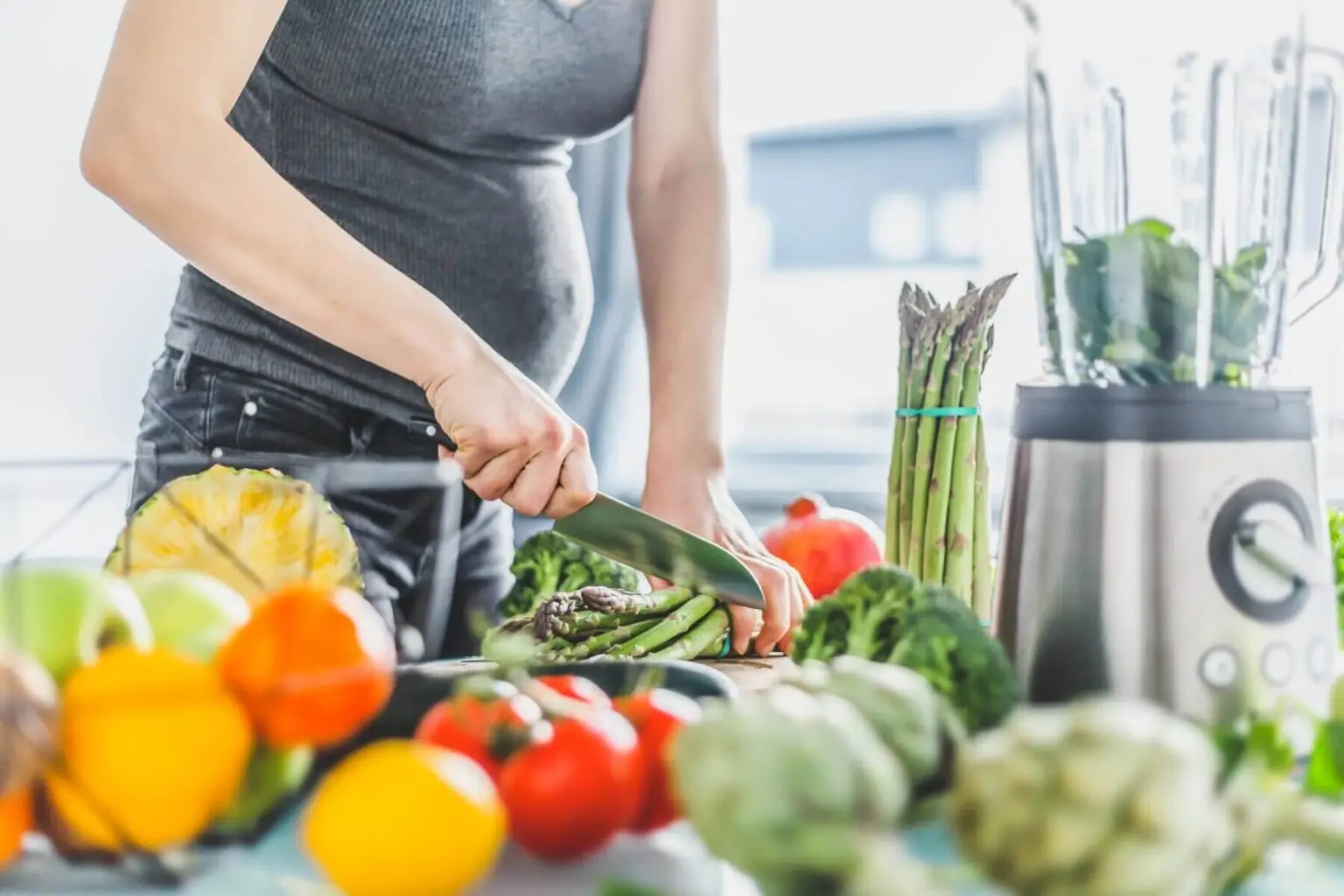 pregnant-woman-cooking-healthy