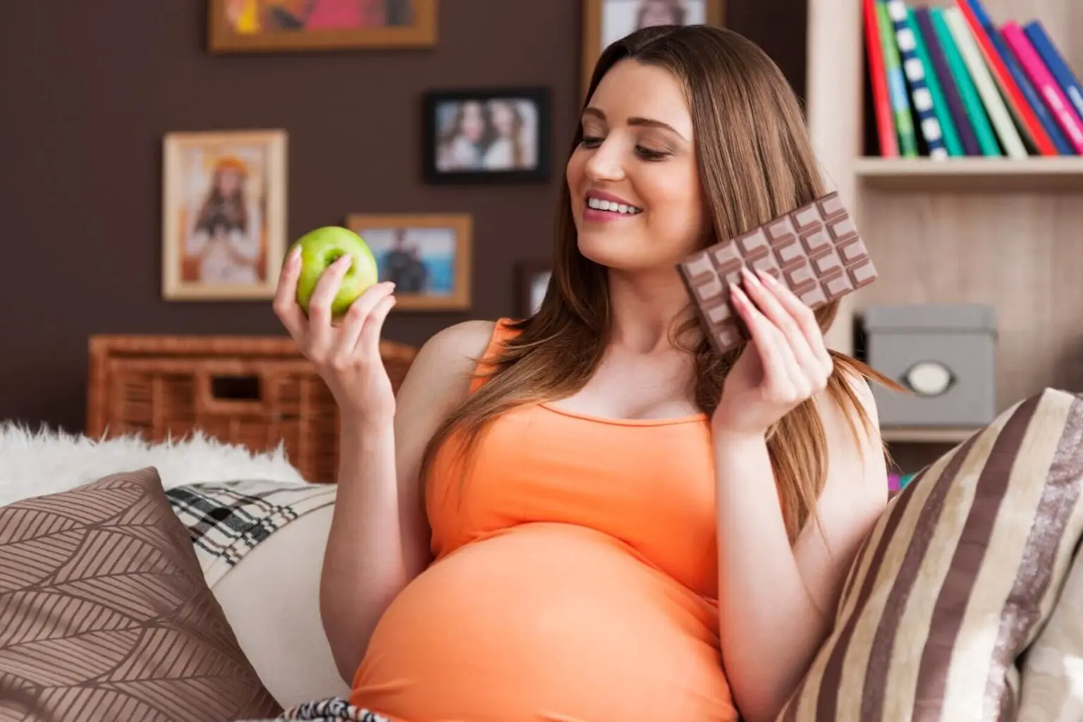 pregnant-woman-with-apple-chocolate
