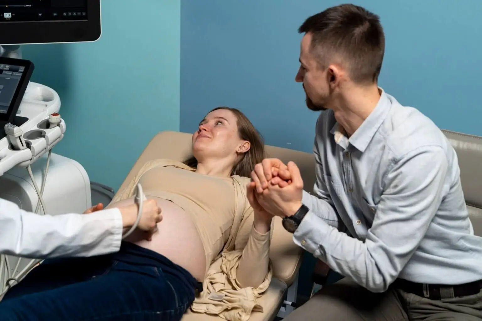 gynecologist-performing-ultrasound-consultation